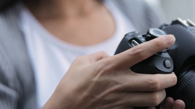 Dijital fotoğraf makinesi kullanarak fotoğrafçı