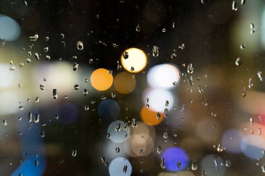 Geceleri camda yağmur damlaları