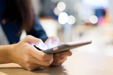 Akıllı telefon kullanan kadın