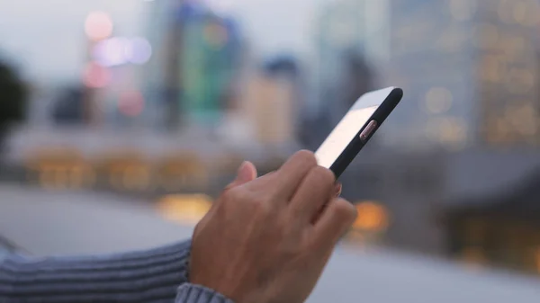 Kvinna med hjälp av smartphone i staden — Stockfoto