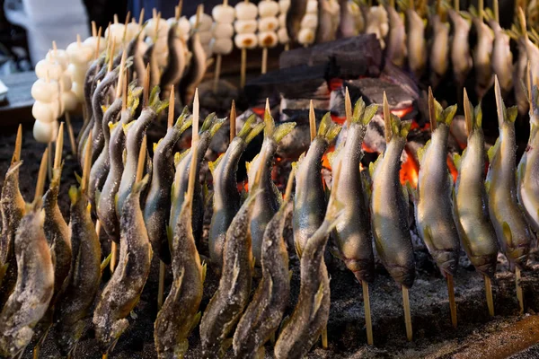 Japonská grilovaná ryba na špejli — Stock fotografie