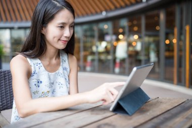 Tablet bilgisayar kullanan kadın 