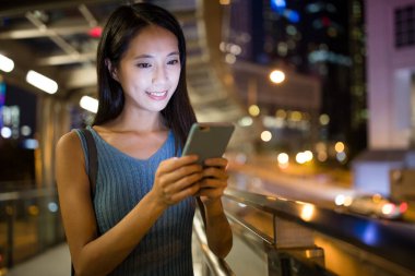 cep telefonu açık, kullanan kadın