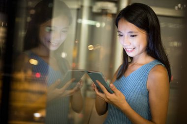 Cep telefonu kullanan kadın