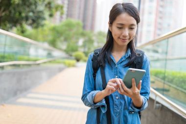 Şehirde cep telefonu kullanan bir kadın.