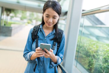 Cep telefonuyla sokakta öğrenci