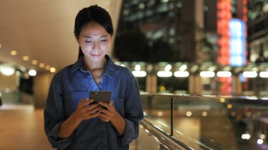 Çinli kadın yanıt sms olarak cep telefonu 