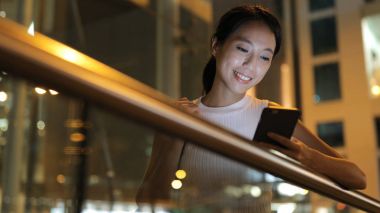 Cep telefonunuzun çalışma gece genç kadın 