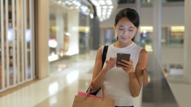 Cep telefonu kullanan kadın 