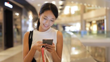 Cep telefonundan mesaj gönderen kadın 