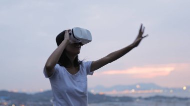 Kadın izlerken sanal gerçeklik aygıt 