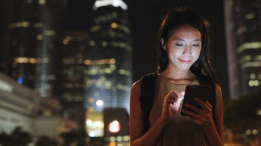 Cep telefonu kullanan genç kadın.