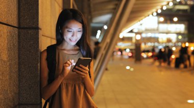 Cep telefonunuzun geceleri çalışan kadın