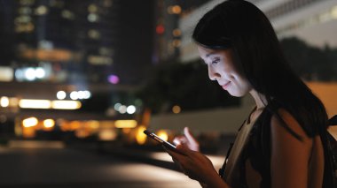 Cep telefonu kullanan kadın 