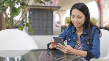 masada cep telefonu kullanan kadın