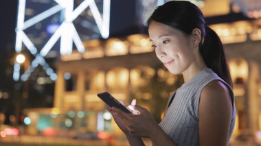 Cep telefonu kullanan kadın 