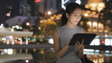 Geceleri tablet bilgisayar kullanan kadın 