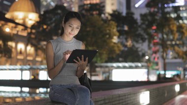 Geceleri tablet bilgisayar kullanan kadın 