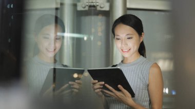 Tablet bilgisayar Bina içinde bakarak kadın 