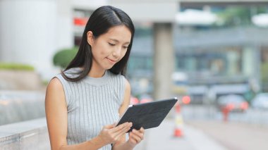 Tablet bilgisayarda arayan kadın