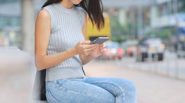 Cep telefonu kullanan kadın 