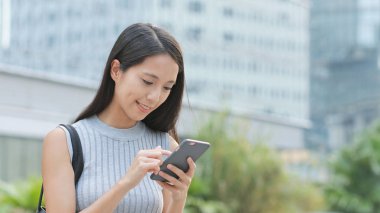 Şehirde cep telefonu kullanan kadın 