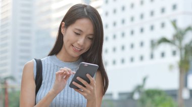 Şehirde cep telefonu kullanan kadın 