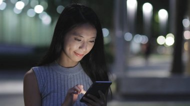 Şehirde cep telefonu kullanan bir kadın.