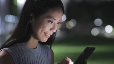 Cep telefonu kullanan kadın