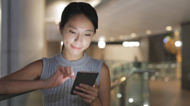 Akıllı telefon kullanan kadın