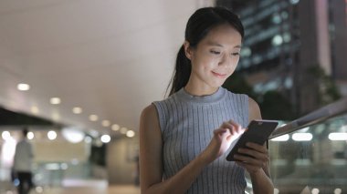 Akıllı telefon kullanan kadın