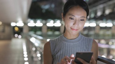 Cep telefonu kullanan kadın