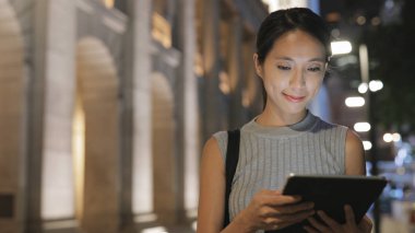 Tablet bilgisayar kullanan kadın