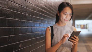 Geceleri tablet bilgisayar kullanan kadın 