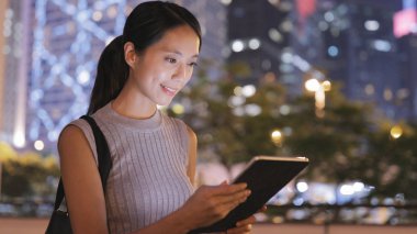 Tablet bilgisayar kullanan kadın