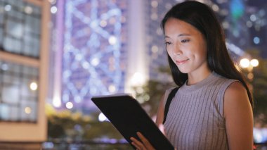 Geceleri dijital tablet kullanan kadın 