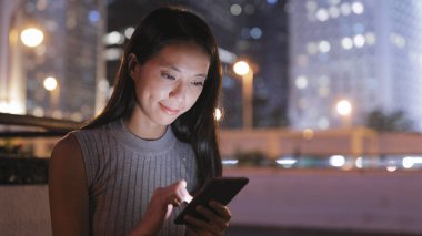 Smartphone üzerinde çalışan kadın 