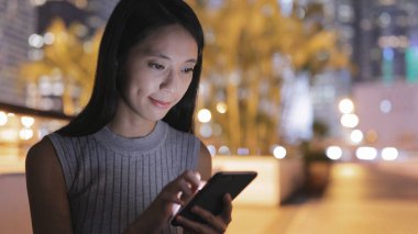 Şehirde cep telefonu kullanan kadın 