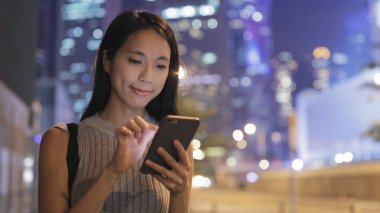 Şehir cep telefonu üzerinde çalışan iş kadını 