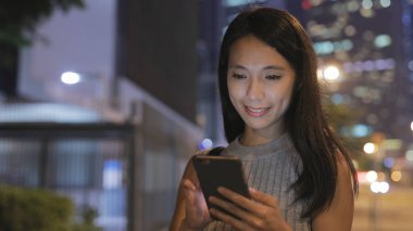 Cep telefonu kullanan kadın