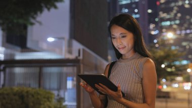 Geceleri tablet bilgisayar kullanan kadın 