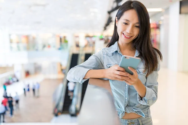 Vrouw met mobiele telefoon — Stockfoto