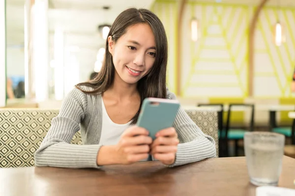 Restoranda Smartphone kullanan kadın