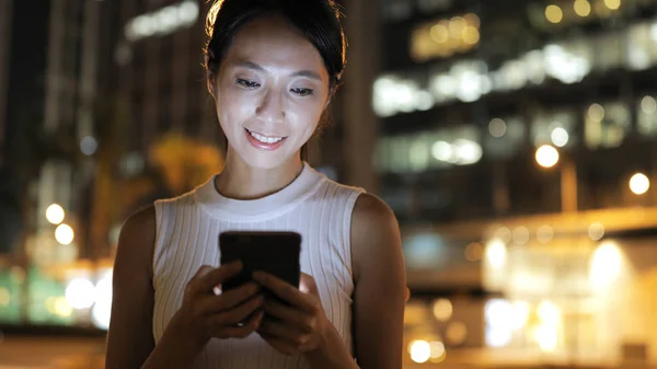 Empresária trabalhando no celular à noite — Fotografia de Stock
