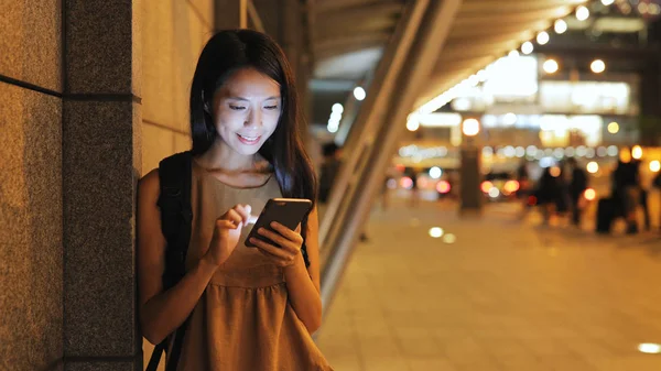 Cep telefonunuzun geceleri çalışan kadın