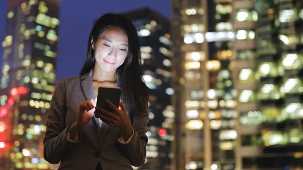 Cep telefonu kullanarak şehirde geceleri işkadını 