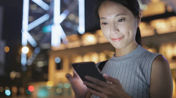 Mujer usando el teléfono móvil en la ciudad — Foto de Stock