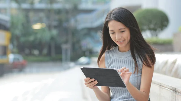 Donna guardando computer tablet — Foto Stock