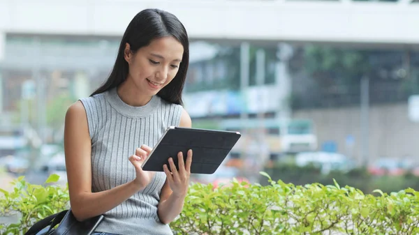 Tablet bilgisayar kullanan kadın