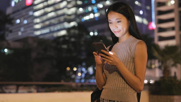 Kvinna som använder smartphone i staden — Stockfoto